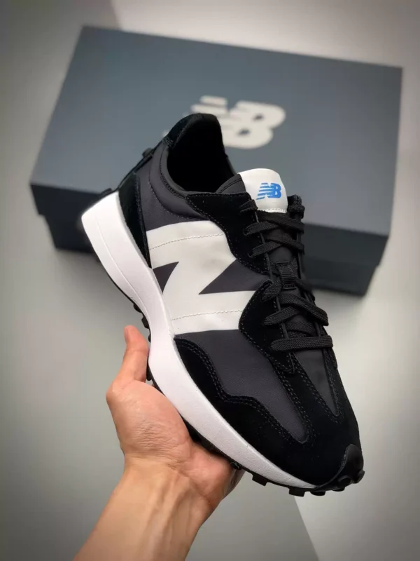 Black/white shoes 004
