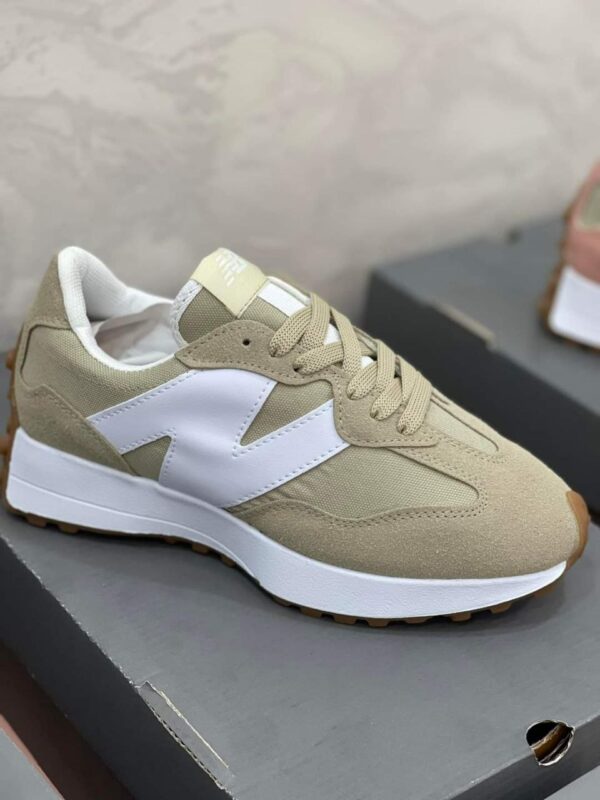 Beige/white shoes 004
